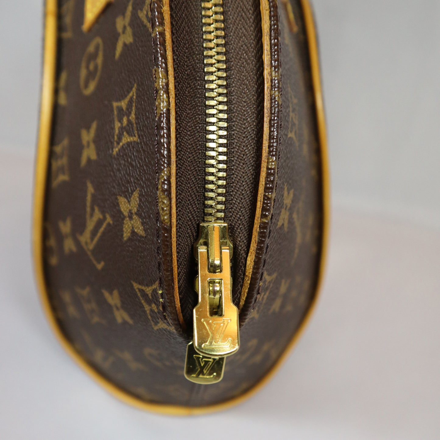 LOUIS VUITTON ELLIPSE BAG